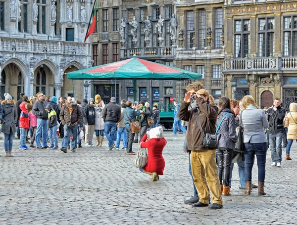 Turistas tomando fotos en Grand Place en Bruselas, Bélgica —  Fotos de Stock