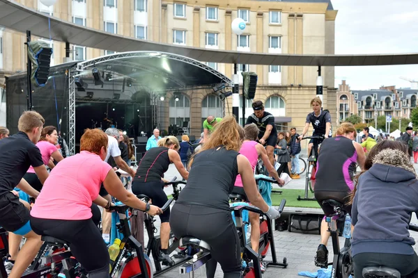 Velo képzés bemutatása során autómentes vasárnap Brüsszelben — Stock Fotó