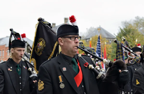 Poppy Parade defile moves to Porte de Menin or Gates of Menin from Grand Place — Stock Photo, Image