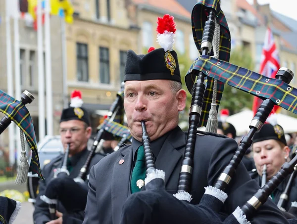 Vallmo Parade nedsmutsas flyttar till Porte de Menin eller grindar av Menin från Grand-Place — Stockfoto