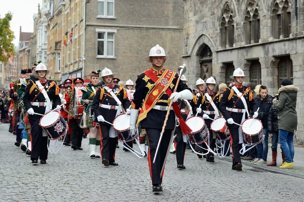Haşhaş Parade kirletmek Porte de Menin veya Menin Gates taşıyan Grand Place
