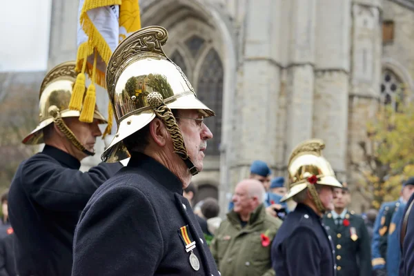 Poppy Parade defile moves to Porte de Menin or Gates of Menin from Grand Place — Stock Photo, Image