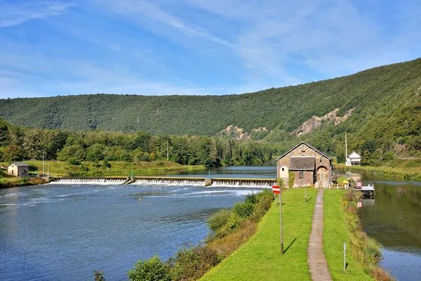 Dam på Meuse river i Ardennerna, Frankrike — Stockfoto