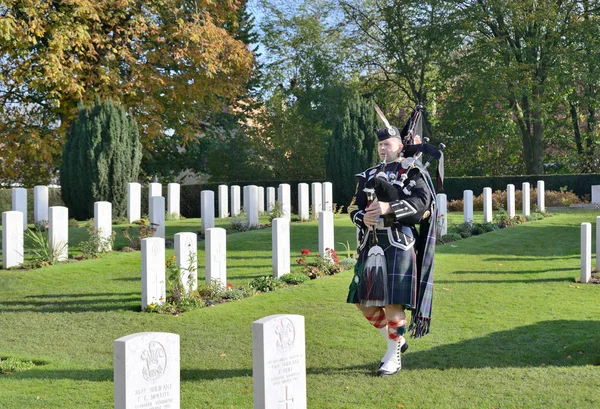 Commemoration ceremony at Ramparts cemetery on Armistice Day — Stock Photo, Image