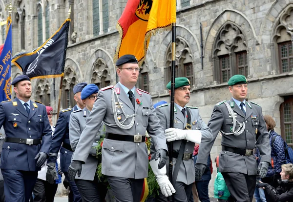 Desfile de amapolas que conmemora los 100 años de la Primera Guerra Mundial marcha desde Grand Place hasta Porte de Menin —  Fotos de Stock