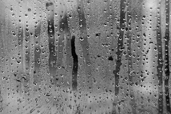 Uitzicht vanuit het raam van een auto tijdens de regen — Stockfoto
