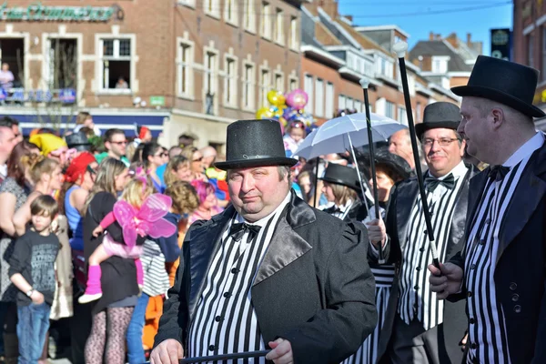 Gruppen i fancy klänningar deltar i orena under årliga karneval i Nivelles, Belgien — Stockfoto