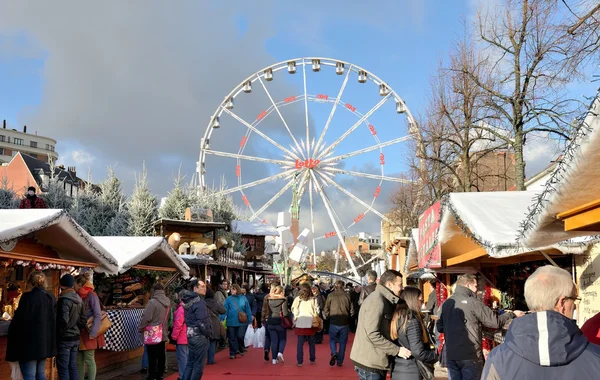 在比利时的布鲁塞尔，方形 Vismet 圣诞市场 — 图库照片