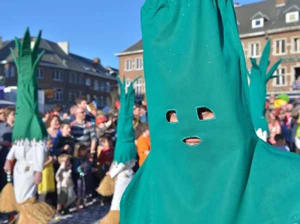 Participante no identificado de desfile demuestra su disfraz en el desfiladero durante el carnaval anual en Nivelles —  Fotos de Stock