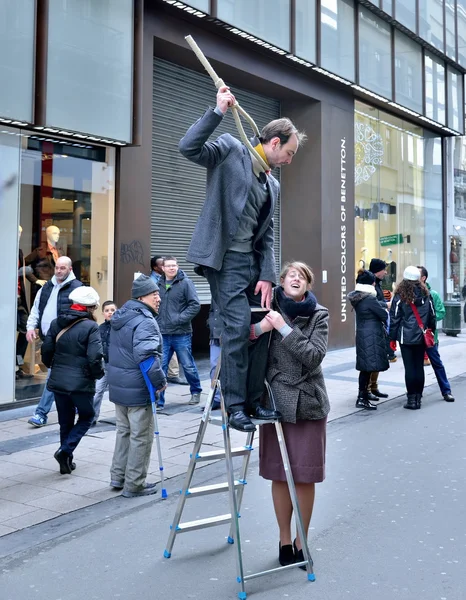 Teilnehmer des nationalen Streiks spielen eine kleine Straßenshow, um den Menschen ihre Proteste zu erklären — Stockfoto