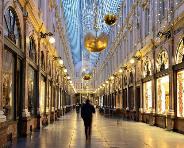 Áthaladó emberek díszített a karácsonyi királyi galériákkal Saint Hubert Brüsszelben — Stock Fotó