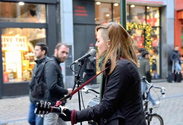 Street singers in historical center of Brussels are one of the attractions of the old city — Stock Photo, Image