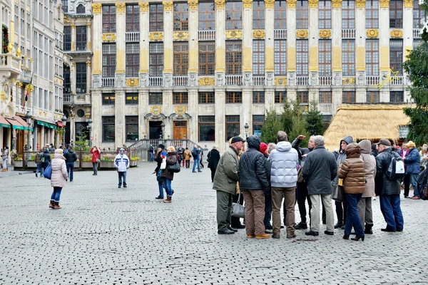 Durante el día de huelga nacional los guías continúan trabajando con grupos de turistas. Bruselas, Bélgica —  Fotos de Stock
