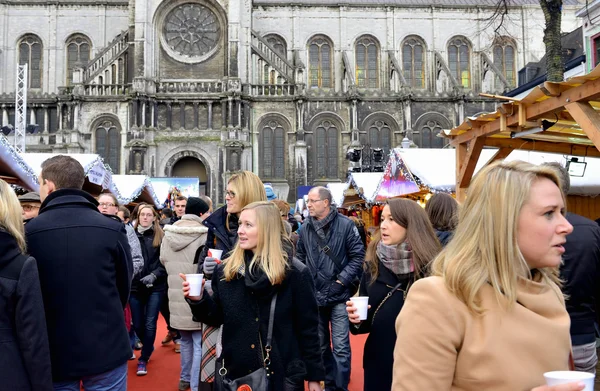 Les gens achètent du vin chaud belge traditionnel sur le marché de Noël à Bruxelles, Belgique — Photo