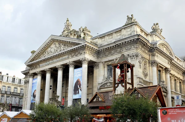 La plaza Bourse está decorada para el mercado de Navidad en Bruselas, Bélgica — Foto de Stock