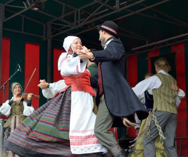 Lithuanian Folk music group Poringe presents national Lithuanian folkloric dance after ceremony of award of costume to Manneken Pis