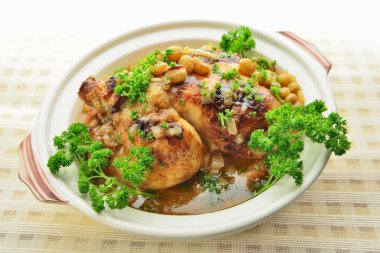 Üzüm ile pişmiş tavuk