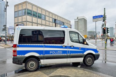 Polis arabası ulaşması için Alexanderplatz de Berlin