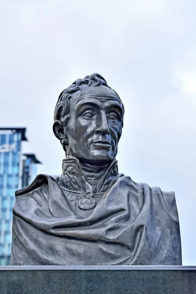 Staty av Simon Bolivar på framsidan av North Railway Station — Stockfoto