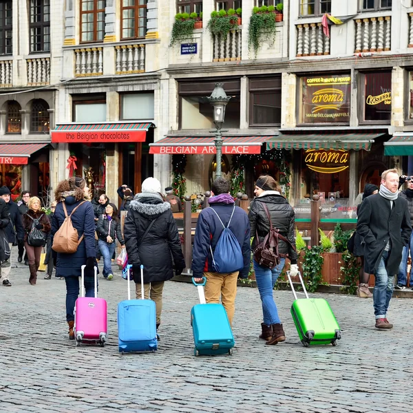 Turistas saliendo de Grand Place en Bruselas — Foto de Stock