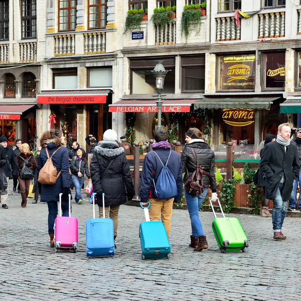 Les touristes quittent la Grand Place à Bruxelles — Photo