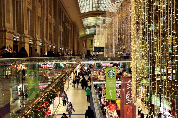 Innenraum einer weihnachtlich dekorierten Haupthalle des Leipziger Hauptbahnhofs — Stockfoto