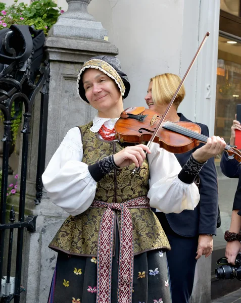 Lithuanian Folk music group Poringe participates in ceremony of award of costume to Manneken Pis — Stock Photo, Image