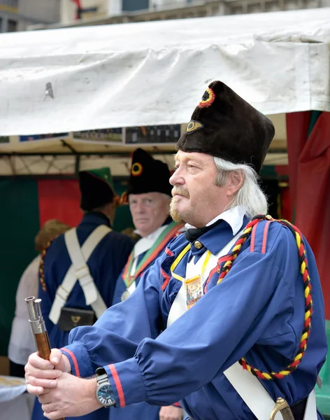 Actorul așteaptă la Grand Place începerea ceremoniei de decernare a costumului lui Manneken Pis — Fotografie, imagine de stoc