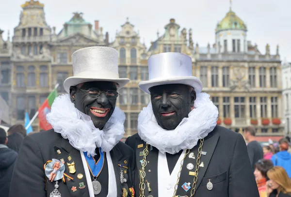 Participantes de uma associação de beneficência Noirauds na Grand Place em Bruxelas — Fotografia de Stock