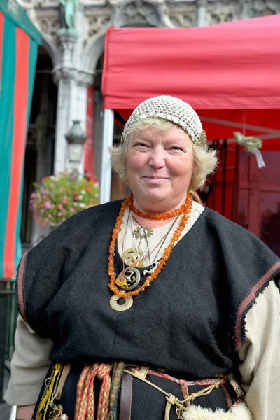 Teilnehmer der litauischen Folkloretätigkeiten auf dem großen Platz — Stockfoto