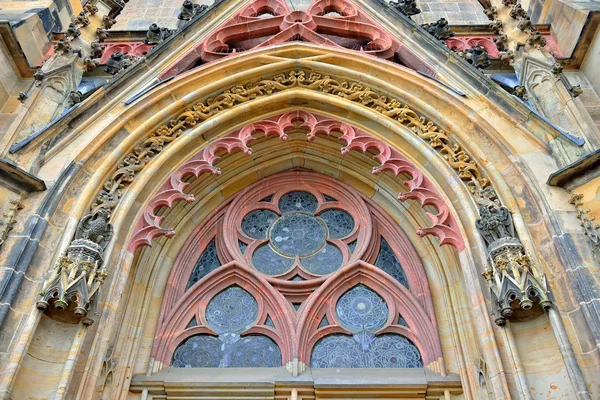 Gothic arch on entry to Saint Thomas church in Leipzig — Stockfoto
