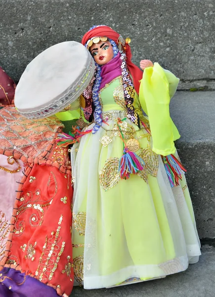 クルド文化ウィークのフレームで市の中心部にさらされるクルド民族衣装の人形します。 — ストック写真