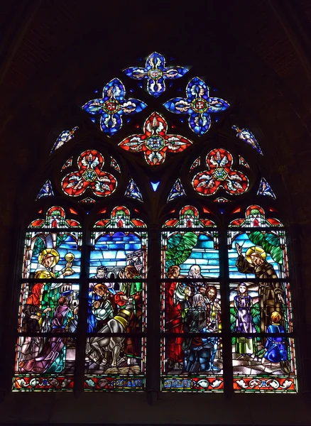 Ventana de la catedral en la basílica de Saint-Materne — Foto de Stock