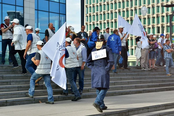 Poliziotti belgi in attesa dei risultati delle conversazioni con il governo alla Finance Tower durante le proteste — Foto Stock