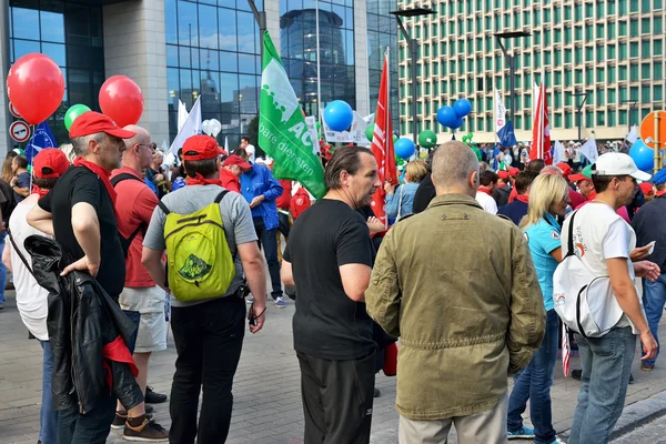 벨기에 경찰 시위 도중 금융 타워에서 정부와 대화의 결과 기다리는 — 스톡 사진
