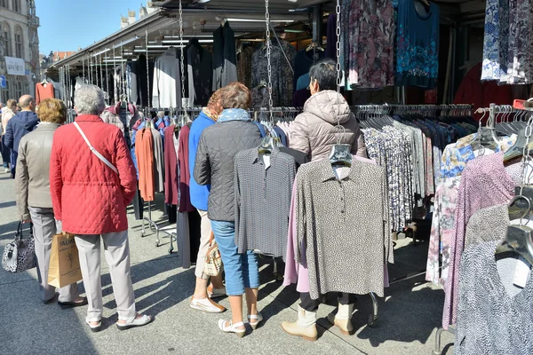 Local people and tourists visit traditional open air market — Stock Photo, Image