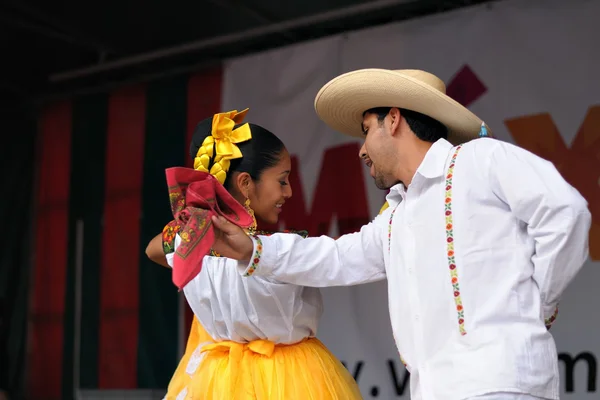 Dancers of Xochicalli Mexican folkloric ballet — Stock Photo, Image