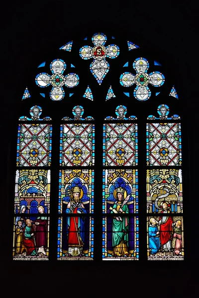 Vidriera en la iglesia de San Hermes con imágenes de santos —  Fotos de Stock