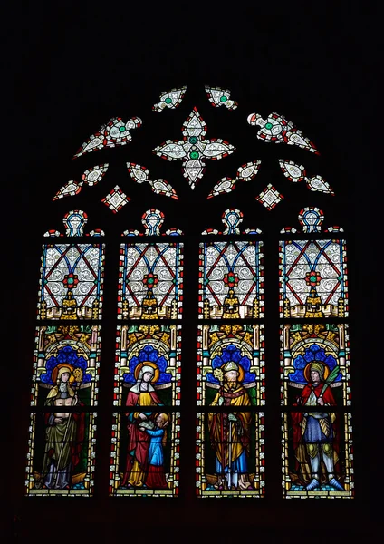 Blyinfattade fönster i Saint Hermes kyrka med bilder av helgon — Stockfoto