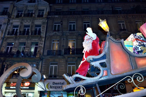 San Nicola saluta il pubblico durante la parata di Natale profanare — Foto Stock