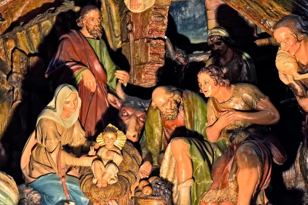 Scena żłobie zainstalowany podczas świąt Bożego Narodzenia w kościele Saint Hermes — Zdjęcie stockowe