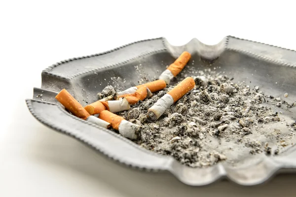 Cigarros e cinzeiros — Fotografia de Stock