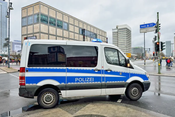Polizeiwagen kommt zum Alexanderplatz in Berlin — Stockfoto
