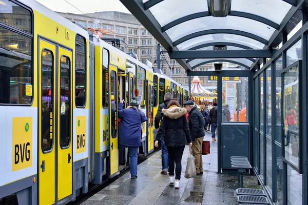 O bonde parou na Alexanderplatz em Berlim — Fotografia de Stock