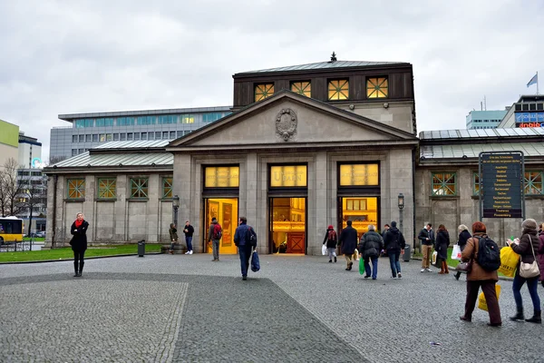 Туристы пешком до станции метро Wittenbergplatz в Берлине — стоковое фото
