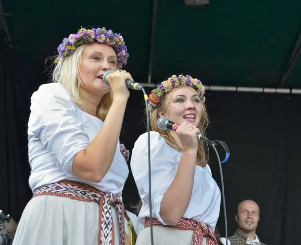 Brussels Latvian Dancers or Briseles Latviesu Dejotaji singing folkloric song — Stock Photo, Image