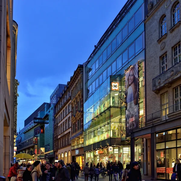 Langzeitbelichtungsfoto einer belebten beleuchteten Einkaufsstraße im Zentrum von Leipzig — Stockfoto