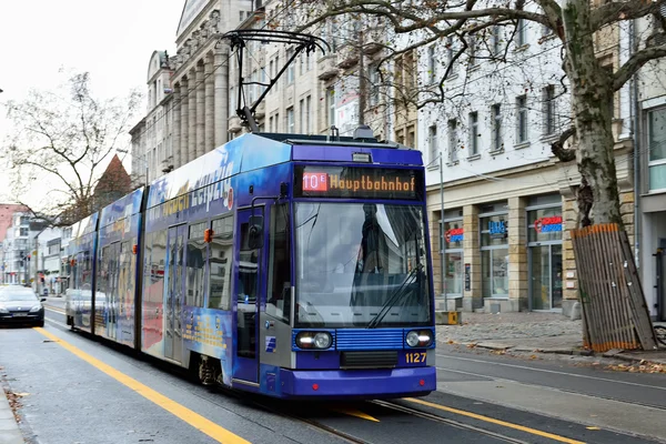 Tram beweegt door centrale deel van Leipzig. Stockafbeelding