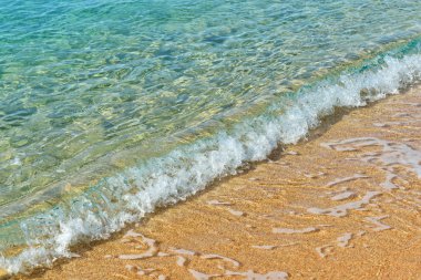 Kumlu sahil ve deniz dalgaları