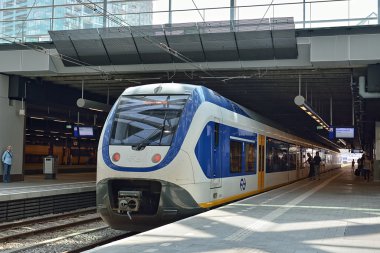 Bekleyen yolcu Lahey Merkez Tren Garı veya Den Haag Centraal Tren
